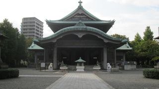 震災の悲劇の中心地に建つ慰霊堂