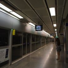 駅構内。時間や駅によってはこんなに少ないことも