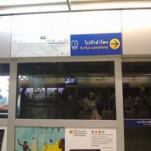 乗降ドアの上には路線図画あります　逆方向に行かないように！