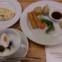 朝食。オムレツ、お粥と点心。