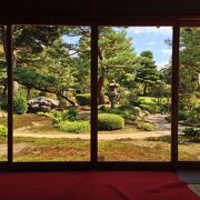 ゆっくりと座って日本庭園を眺める