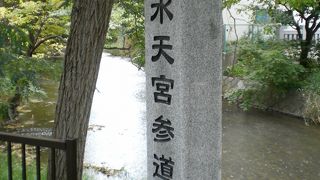 鴨々川の流れに水天宮橋がかかる