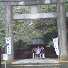 石の大鳥居　奥には門屋が