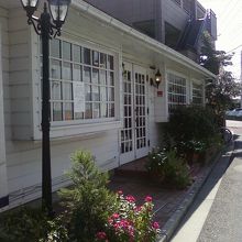 大きな家のかたちのレストランです。