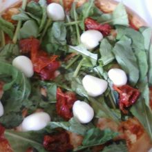 ルッコラとモッツアレラのピザ、美味です。