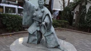 浜町緑道の入口にあります