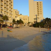 ホテルの外観とプライベートビーチ