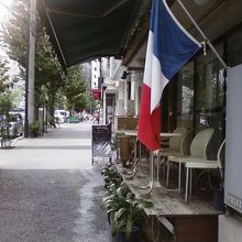フランスの国旗が目印です。