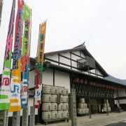 建物の前に歌舞伎役者の幟が沢山ある