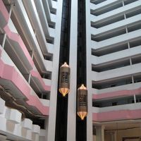 吹き抜けから見るエレベーター