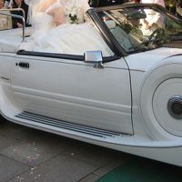 結婚式用に止まっていた白いオープンカー