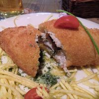 キエフ風カツレツはまん中からバターと香草ディルが。