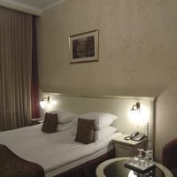 夜撮った写真でイマイチですが、茶色ベースの落ち着いた内装です