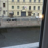 運河の向こうに日本大使館。何かあればあそこへ。