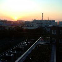 客室からの日の出。工業地帯のような印象。