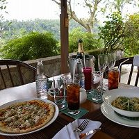 部屋の中庭にある東屋で渓谷を眺めながらの昼食です