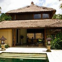 部屋と自室の庭・プールです