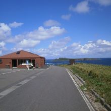 駐車場のところにお土産屋さんがあります。