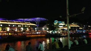 外国人も多くバーに困らない