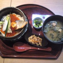 いくらたっぷりの親子丼