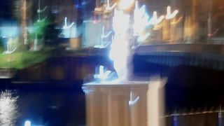 北詰の橋の下に巨大な小便小僧が・・出現