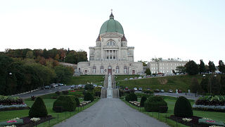 丘の上の巨大な礼拝堂