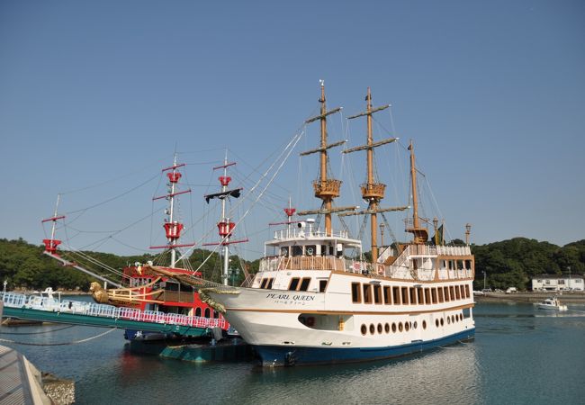 遊覧船、赤い海賊船海王と白いパールクイーン