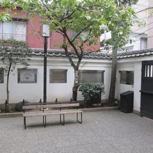 壁には事件を表わす絵の他、土地提供者リストなどがあります