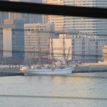 レインボーブリッジからは晴海埠頭が見えます(これは日本丸)．