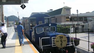 関門海峡に向かって走るトロッコ列車です。