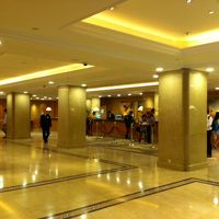 フロントは広くて高級感アリ