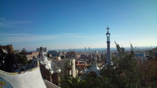 公園内には小学校もあります。