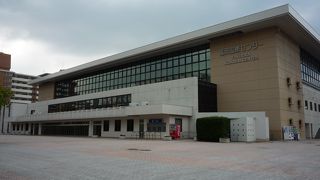 ワンフロアの大きな建物です．