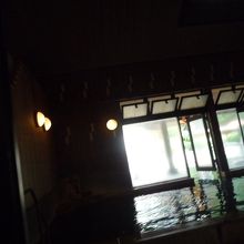 手前が高温の湯船