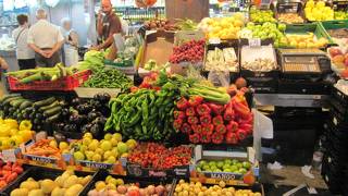 色鮮やかな果物が並ぶ