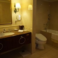 左手に独立したシャワーブースがあります。