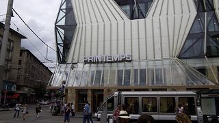 トラム駅の目の前で買い物に便利