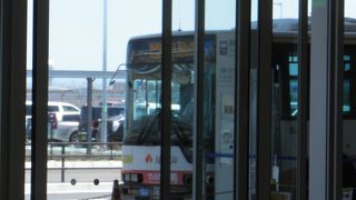 第２ターミナルへ行くためのシャトルバスが出る