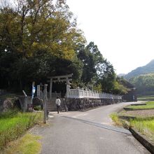 左の神社の奥に舞台があります。