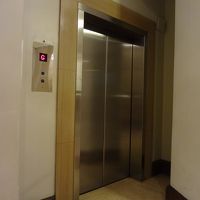 エレベーターはかなり古いですがカードキータイプでセキュリティ