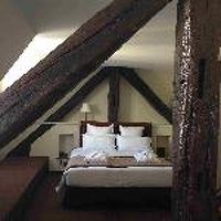 部屋はせまくはないが