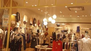 カットソー、ボトム、アウターなどが揃っていました