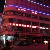 怪しさ満点な外観