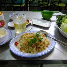 蟹チャーハンは蟹の身がゴロゴロ、スープも美味しいです