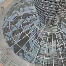 覗き込むと議会場が見えます