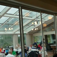 レストランは、周りの景色を堪能できるように天井はガラス張り