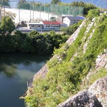 お堀と崖との傾斜は日本一・二とのこと