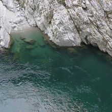 「エメラルドグリーン」の川の流れ