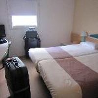 部屋は非常に狭い