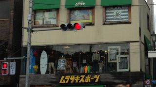 明治通りを渡ったところ